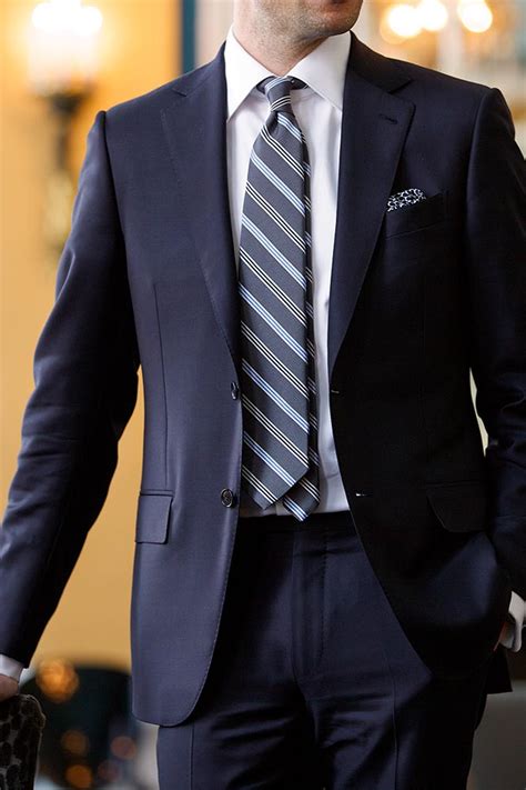 what color tie with navy suit.